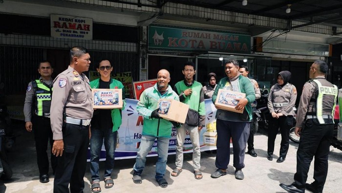 Polda Riau Gelar Bakti Sosial Jelang HUT Bhayangkara, Salurkan Bantuan hingga Bedah Rumah Warga