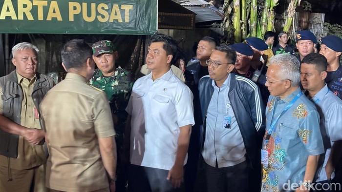 Wamensesneg Salurkan Bantuan untuk Korban Kebakaran Kemayoran, Bawa Pesan Kepedulian dari Presiden Prabowo