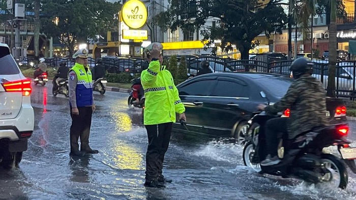 Kapolda Riau Apresiasi Respons Cepat Polantas dalam Penanganan Banjir di Pekanbaru
